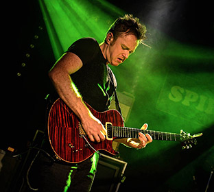 Budapesten koncertezik Simon McBride