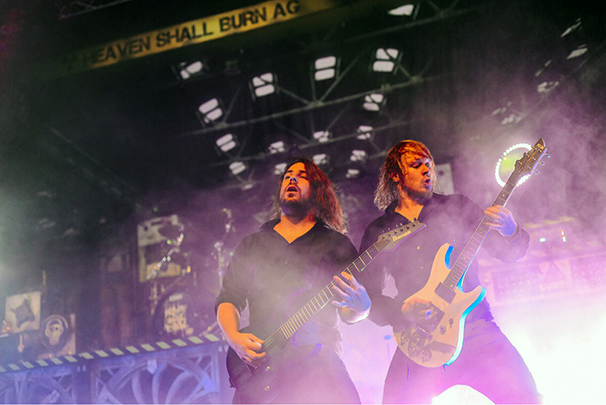 Bodor Máté gitározik a Heaven Shall Burn csütörtöki budapesti búcsúfellépésén