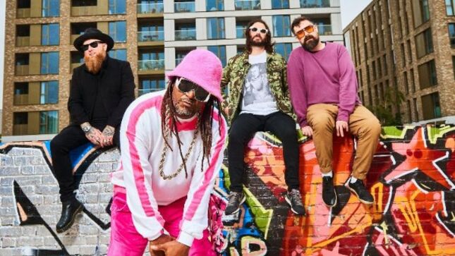 „Igazi fejrázós, táncolós, ördögvillázós, a placcot megremegtető ragga-rocktéma ez a dal”