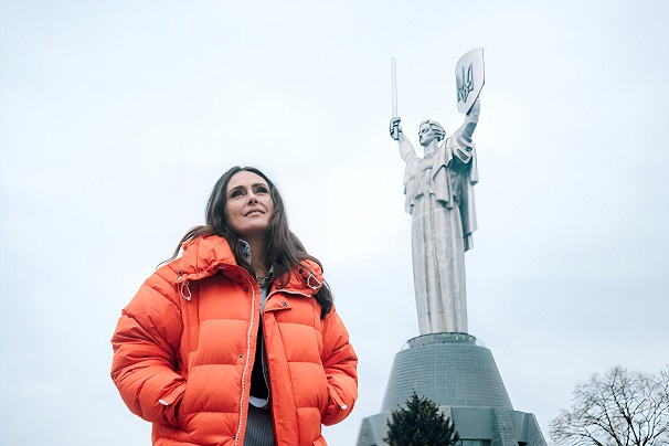 „A dal elítéli Oroszország álnok cselekedeteit, és rávilágít az Ukrajnát sújtó kemény valóságra”