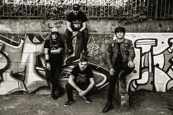 „A borítón látható alak magába sűríti a rock’n’roll, de valójában az egész zenetörténet dekadenciáját”