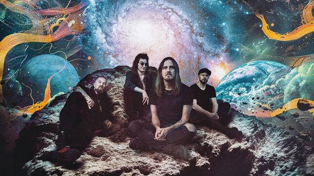 „Zúzós, középtempós death metal riff, arénarefrén, csavaros alap és egy '70-es évekbeli AOR-outro szerepel a dalban”