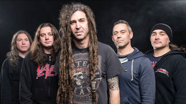 „Nagyszabású groove-val és rockos riffekkel indul a dal, majd black metalos ihletésű verze következik”