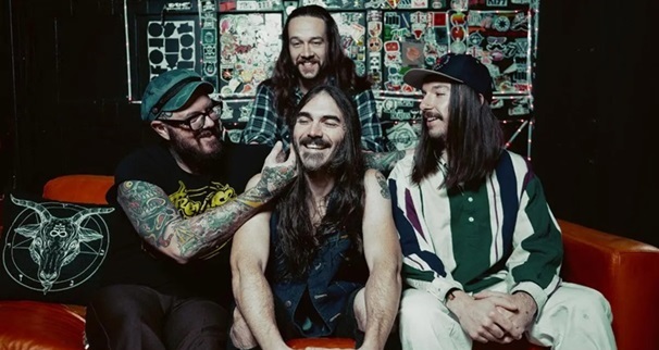 „Valahol a ZZ Top, az Aerosmith és a Clutch között helyezkedik el a dal”